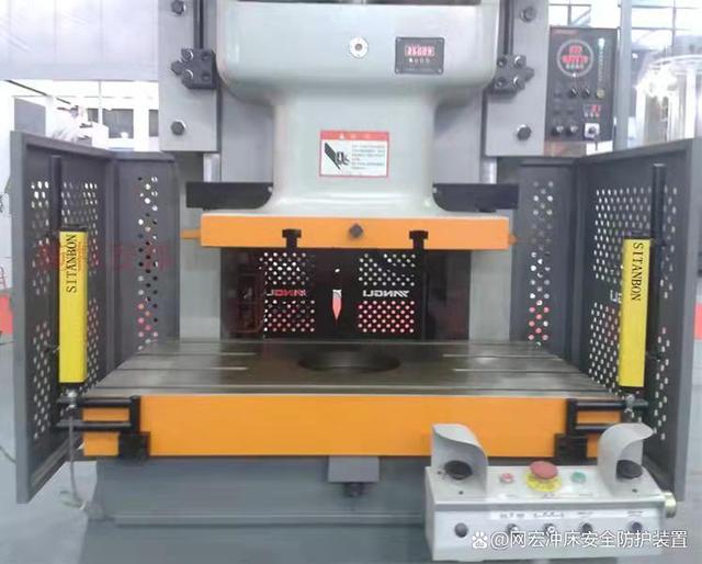 網(wǎng)宏高端聯(lián)動(dòng)帶側(cè)鎖機(jī)構(gòu)沖床安全門(mén) 滿(mǎn)足日企嚴(yán)苛要求的沖壓設(shè)備防護(hù)解決方案